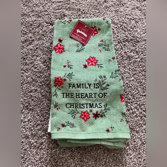 Other - NWT Set of 2 Christmas Kitchen Bathroom Towels